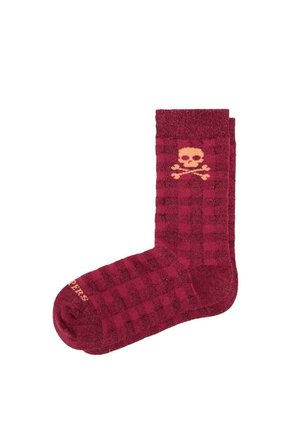 Par de calcetines a cuadros rojos y rojo oscuro con un diseño beige de calavera y huesos cruzados cerca del puño superior.