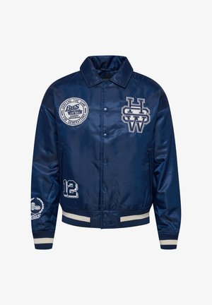 Mörkblå satin bomberjacka med broderade lappar, inklusive en logotyp, nummer 12, samt randiga ribbade cuffs och nedkant.