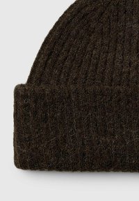 Beanie lavorato a maglia di colore marrone scuro con texture a coste e risvolto, realizzato in un materiale morbido e peloso, con fibre sparse.