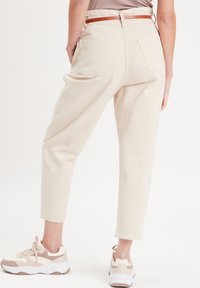 Cache Cache SLOUCHY-MIT GÜRTEL - Trousers - ecru
