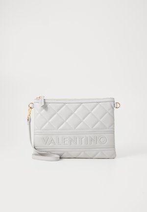 Šedá prošívaná kožená kabelka přes rameno s embosovaným nápisem "VALENTINO", zlatými akcenty a odnímatelným popruhem pro všestrannost.