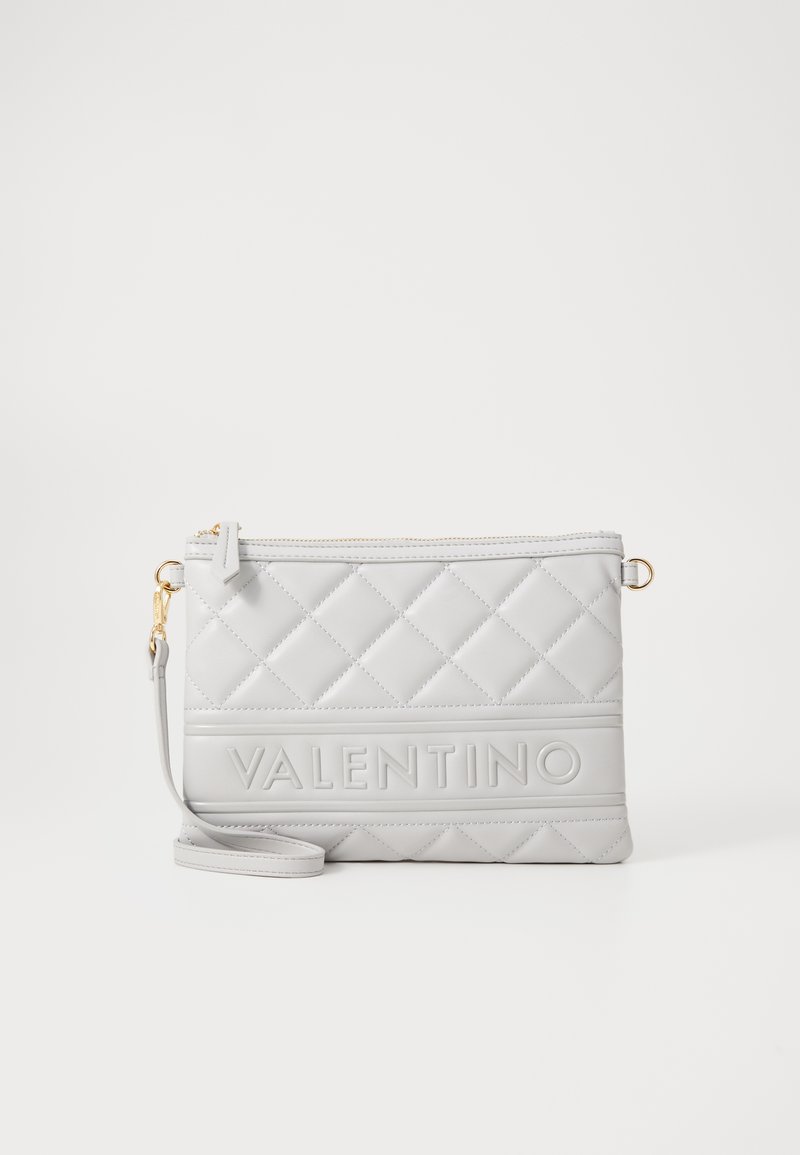 Pasta de mão em couro cinza com acabamento acolchoado, com lettering em relevo "VALENTINO", ferragens douradas e alça destacável para versatilidade.