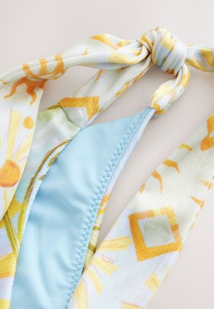 Góra od bikini w jasnoniebieskim kolorze, z wiązanym, wielokolorowym kwiatowym paskiem. Materiał jest miękki, o gładkiej teksturze i nadrukowanych wzorach.