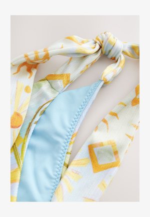 Góra od bikini w jasnoniebieskim kolorze, z wiązanym, wielokolorowym kwiatowym paskiem. Materiał jest miękki, o gładkiej teksturze i nadrukowanych wzorach.