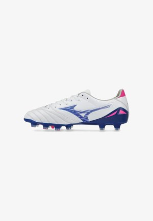 Chaussure de football blanche avec des accents bleus et roses, design à lacets, et crampons moulés pour jeu sur terrain ferme.