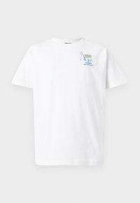 Λευκό βαμβακερό t-shirt με μπλε γραφικό ενός δοχείου πατάτας τηγανιτής και το κείμενο "new balance" στην αριστερή πλευρά του στήθους. Κοντά μανίκια, στρογγυλός γιακάς.