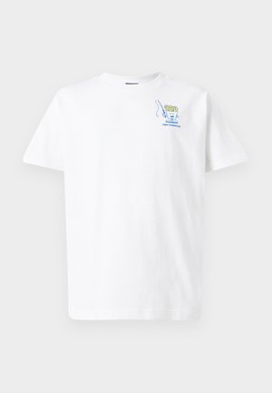 Witte katoenen T-shirt met een blauwe afbeelding van een frietzak en de tekst "new balance" op de linkerborst. Korte mouwen, ronde hals.