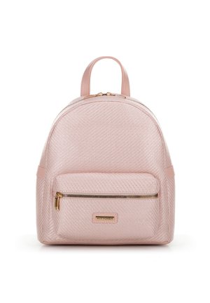Sac à dos rose clair en matériau texturé, de forme arrondie, avec des accessoires en métal doré, une fermeture éclair sur le dessus et une poche zippée à l'avant.