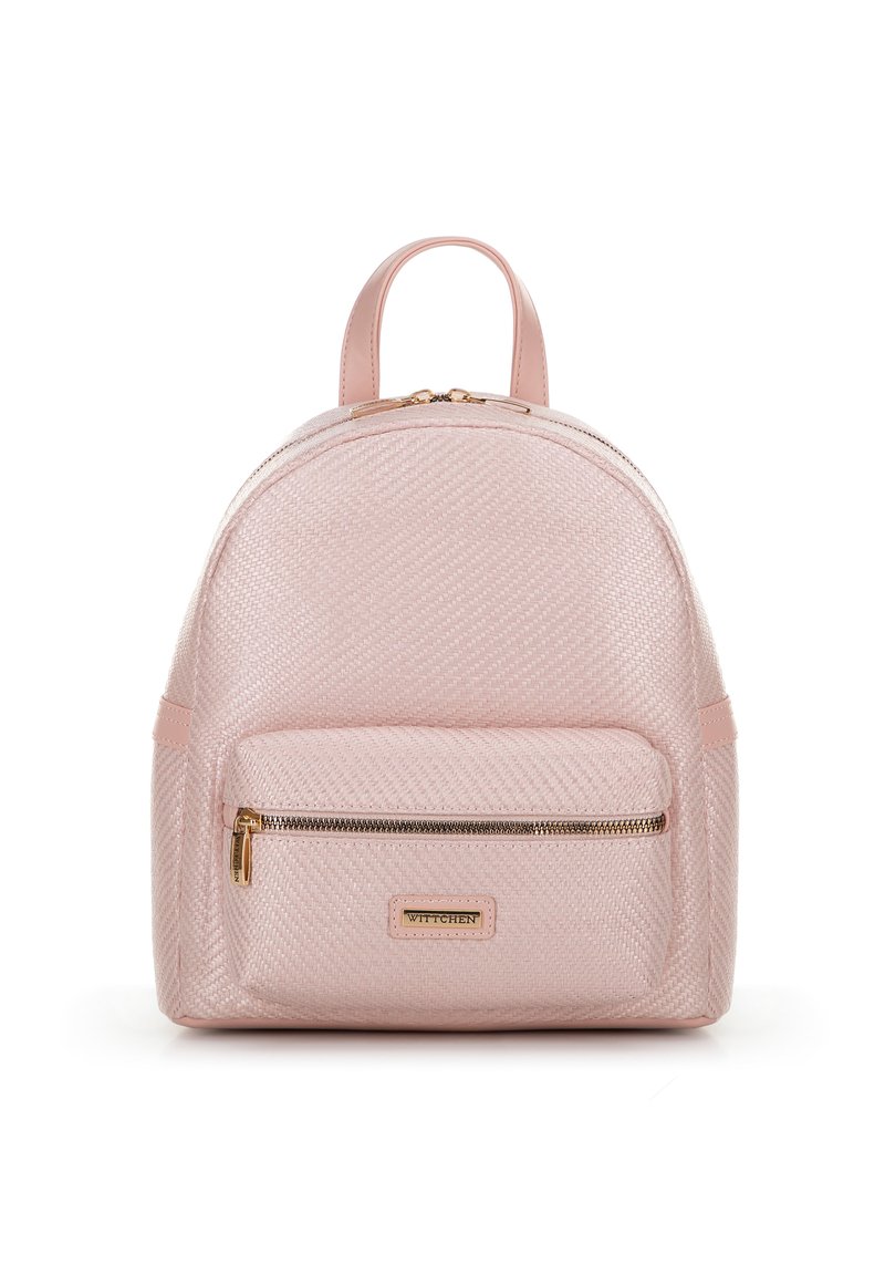 Růžový batoh vyrobený z strukturovaného materiálu, zaobleného tvaru, s pozlacenými detaily, horním zipovým uzávěrem a přední kapsou na zip.