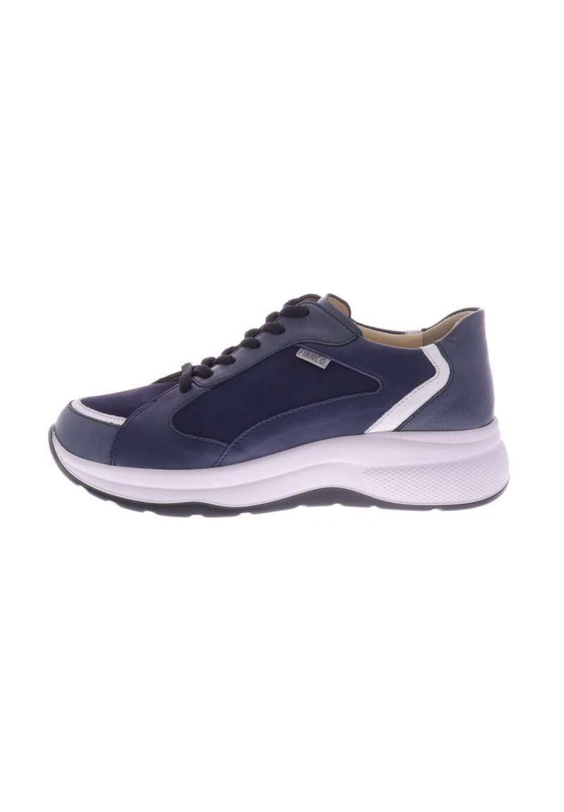 Marineblaue und graue Sneaker mit schwarzen Schnürsenkeln, dicker weißer Sohle und einem kleinen Markenschild an der Seite, von der Außenseite gezeigt.