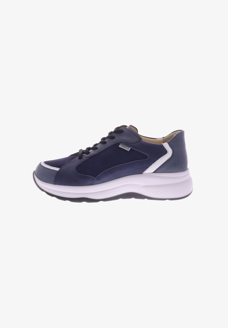 Marineblauwe en grijze sneaker met zwarte veters, een dikke witte zool en een klein merketiket aan de zijkant, getoond vanaf de buitenkant.