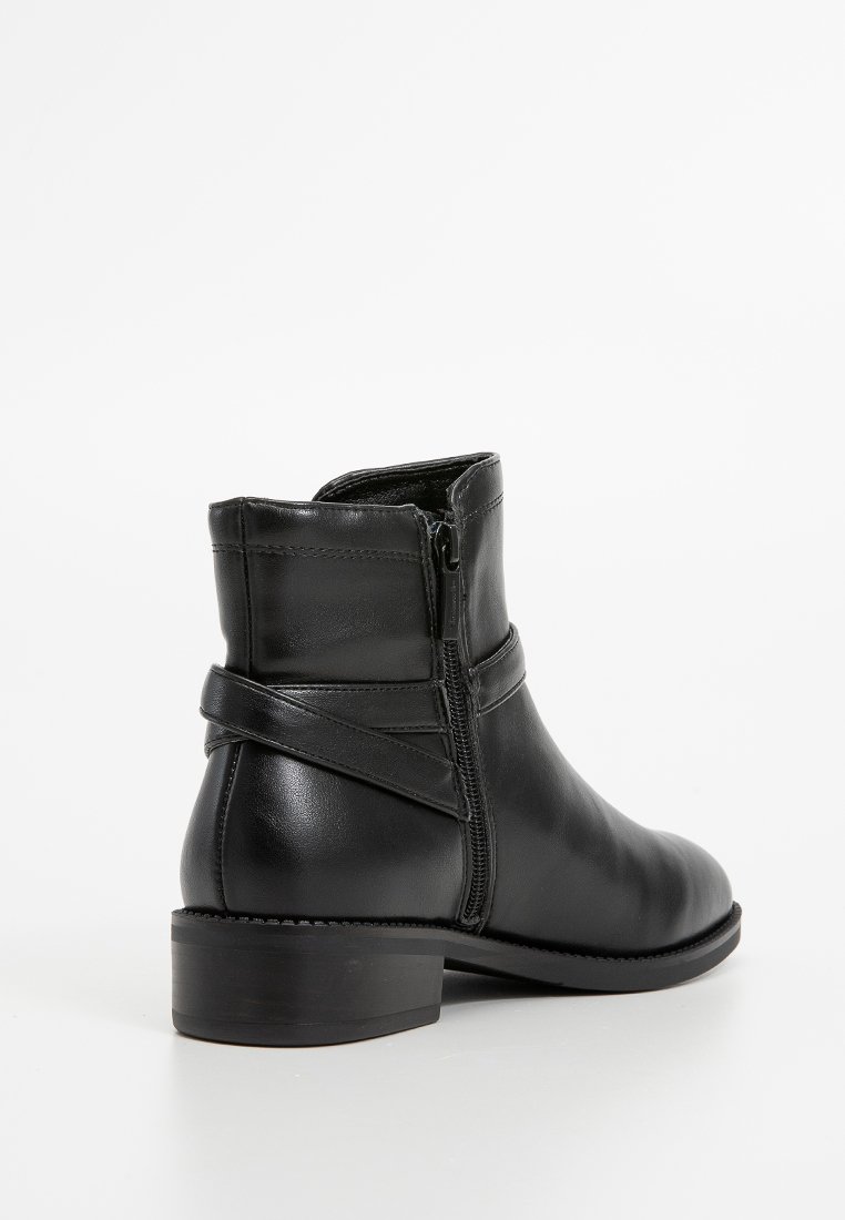 Schwarze Lederknöchelstiefel mit seitlichem Reißverschluss, gestapeltem Absatz und einem Kreuzriemenakzent um den Knöchel. Glatte Textur, modernes Design.