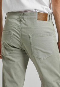 Pepe Jeans FIVE POCKETS  - Hlače - palm green