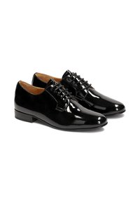 Scarpe da uomo in pelle verniciata nera con un design elegante, punta affusolata e chiusura con lacci, caratterizzate da una superficie liscia e lucida e tacco basso.