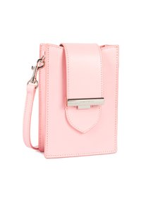 Sac bandoulière en cuir rose avec rabat et ferrures argentées. Comprend une sangle amovible et des coutures contrastées le long des bords.