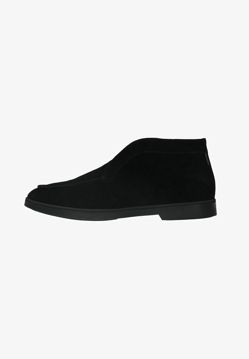 Bottes de cheville en daim noir avec une texture lisse, bout arrondi et semelle en caoutchouc noir bas; design minimaliste sans quincaillerie visible.