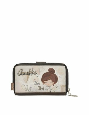 Portafoglio con zip, raffigurante una ragazza in stile cartone animato con chignon castano, logo "Anekke" ed elementi astratti di testo e design su sfondo beige.