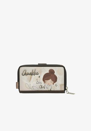 Portafoglio con zip, raffigurante una ragazza in stile cartone animato con chignon castano, logo "Anekke" ed elementi astratti di testo e design su sfondo beige.