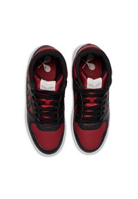 Røde og sorte sneakers har et perforeret design, overdel af tekstureret læder, sorte snørebånd og et logo på indersålen. Gummiydersål.