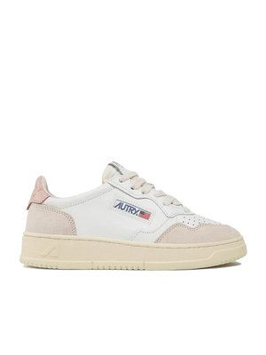 Witte lage sneaker met beige suède accenten, crèmekleurige zool, veters en een Autry-logo patch met een Amerikaanse vlag aan de zijkant.