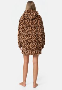 Oversized sweatshirt met capuchon in luipaardprint, met lange mouwen, een zachte textuur en een ronde zoom. Kleurenpalet: bruin en zwart.