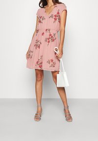 Vero Moda Vardagsklänning - pink