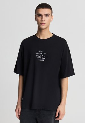 OVER CON SCRITTA FRONTALE - T-shirt con stampa - nero