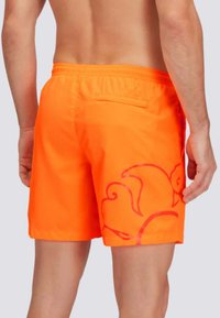 Costumi da bagno arancione brillante con un motivo floreale testurizzato in una tonalità più scura, cintura elastica e tasca posteriore.