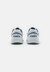 Diadora VOLEE - Pantofi de tenis pe orice suprafață - white/oceanview/salsa