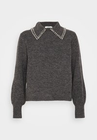 Ciemnoszary sweter dziany o fakturowanym wykończeniu, z kołnierzem ozdobionym małymi perłami i bufkami dla zwiększenia objętości.