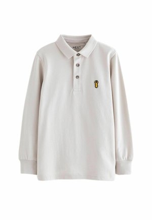 Polo a maniche lunghe in cotone grigio chiaro con pattina a tre bottoni, polsini a costine e un piccolo emblema di astice ricamato in giallo.