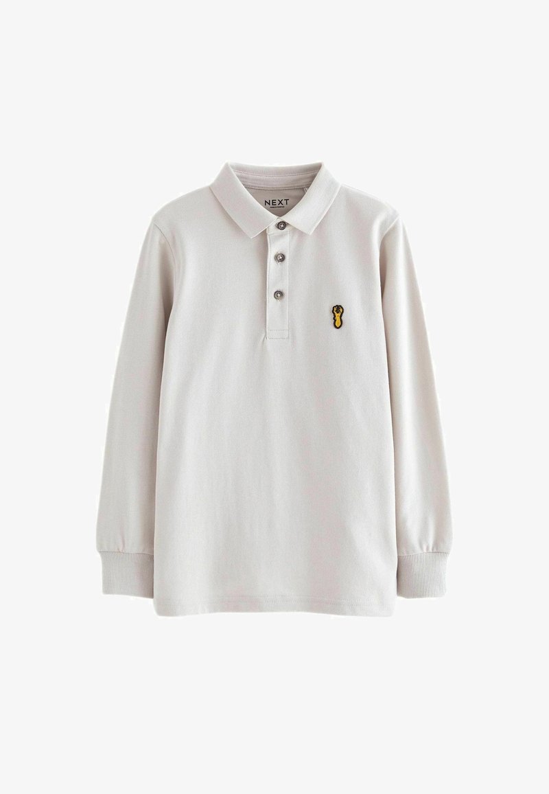 Polo a maniche lunghe in cotone grigio chiaro con pattina a tre bottoni, polsini a costine e un piccolo emblema di astice ricamato in giallo.