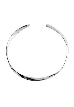 Offene, glatte silberne Choker-Halskette mit einem sanft verdrehten Design und einer polierten reflektierenden Oberfläche.