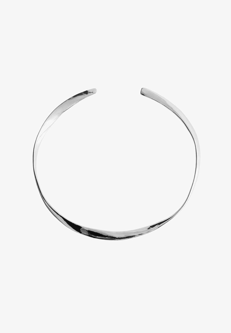 Collier ras du cou en argent lisse et ouvert avec un design délicatement torsadé et une surface polie et réfléchissante.