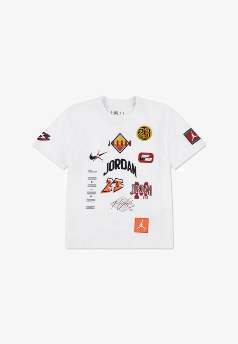 Camiseta blanca de manga corta con varios logotipos coloridos de la marca Jordan, incluyendo "23", "Jumpman" y el logo de Nike swoosh en el frente y las mangas.