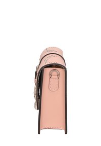 Borsa a tracolla in pelle rosa con silhouette strutturata, dettagli neri, borchie decorative e un anello laterale per attaccare una tracolla o un accessorio.