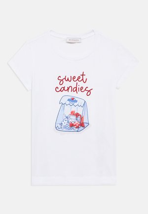 Biele tričko s grafikou vrecka na sladkosti s farebnými cukríkmi, červeným trblietavým nápisom "sweet candies" a krátkymi rukávmi.