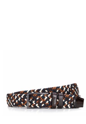 Pleciony pasek z tkaniny w kolorach brązowym, granatowym, białym i beżowym z srebrną klamrą i ciemnobrązowymi skórzanymi akcentami.
