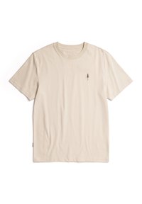 Beige Baumwoll-T-Shirt mit kurzen Ärmeln, Rundhalsausschnitt und einem kleinen dunklen Baumlogo auf der linken Seite. Weiche, glatte Textur, minimalistisches Design.