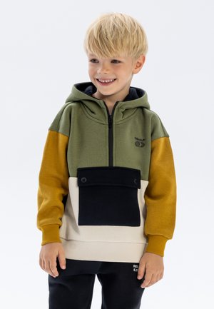 Sweatshirt à capuche pour enfants, présentant des couleurs vert, jaune et crème, avec une grande poche noire et une texture de tissu douce.