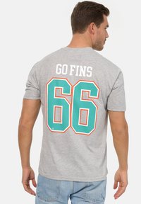 Šedé bavlněné tričko s krátkými rukávy, s bílým a tyrkysovým textem "GO FINS" nad číslem "66" orámovaným oranžovou barvou.
