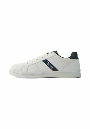 Hvit sneakers med en glatt læroverdel, snøring, marineblå detaljer og en teksturert gummisåle, med et kontraststripe-design.