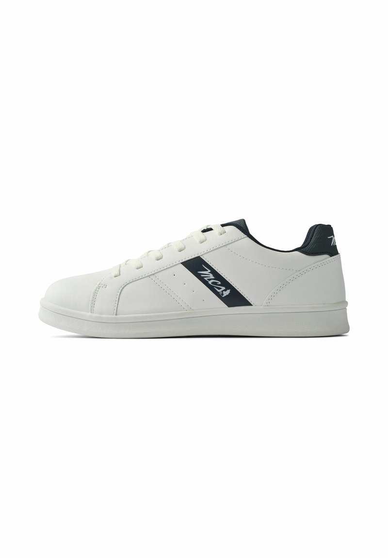 Hvit sneakers med en glatt læroverdel, snøring, marineblå detaljer og en teksturert gummisåle, med et kontraststripe-design.