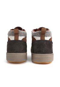 Baskets montantes en daim marron avec un col en textile gris, des accents blancs et une semelle en caoutchouc. Présente une languette à l'arrière pour un enfilage facile.