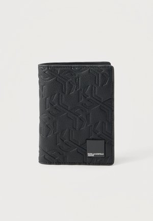 Portefeuille en cuir noir texturé avec motif géométrique embossé et petite plaque logo Karl Lagerfeld Jeans en bas à droite.