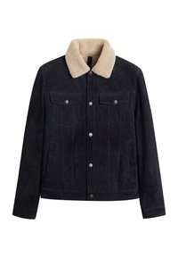 Veste en daim noir avec col en sherpa beige, fermeture devant à boutons-pression, deux poches poitrine à rabat et deux poches latérales passepoilées.