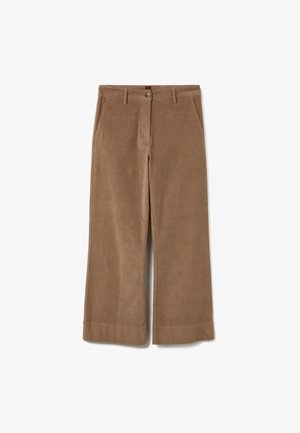 Pantalones de pana marrones con un diseño de pierna recta, que cuentan con bolsillos frontales y cierre de botón. Textura suave y ligero brillo.