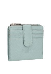 Svetlomodrá textúrovaná kožená peňaženka s prišitými priehradkami na karty, pásikom so zapínaním na cvok a priehradkou na zips na vrchu.