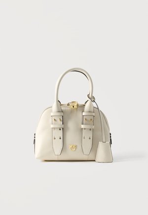 Borsa in pelle color crema con due manici superiori, chiusura a lucchetto dorata, fibbie decorative e piccolo emblema dorato al centro frontale.