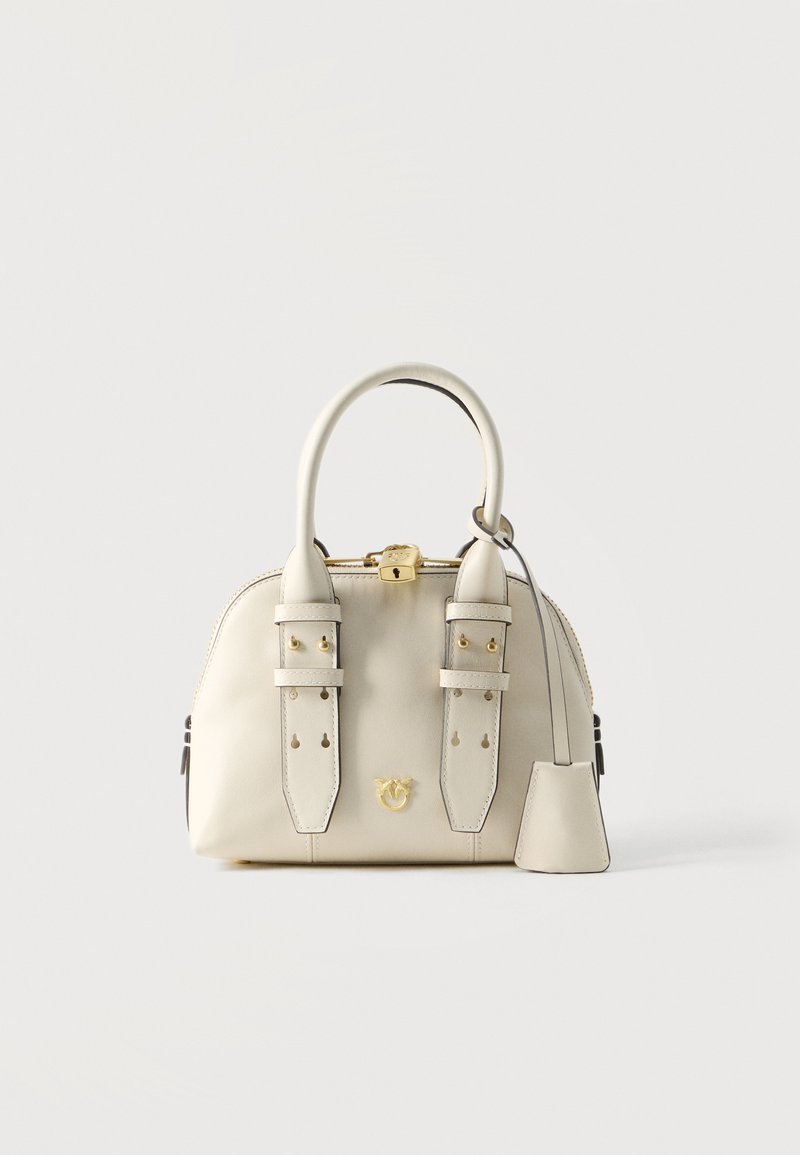 Borsa in pelle color crema con due manici superiori, chiusura a lucchetto dorata, fibbie decorative e piccolo emblema dorato al centro frontale.